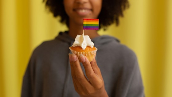 Cupcake med en regnbågsflagga