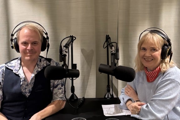 Tommy Carlsson, docent och lektor vid Röda Korsets Högskola och Gabriella Ahlström, journalist.