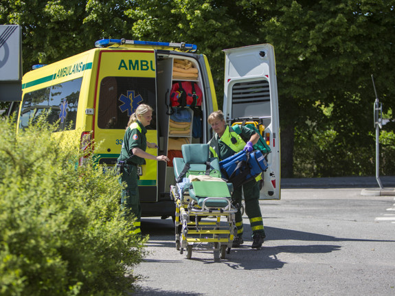 Ambulanspersonal under en hjälpinsats. Foto: Michael Folmer/Mostphotos