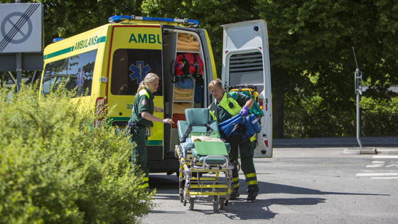 Ambulanspersonal under en hjälpinsats. Foto: Michael Folmer/Mostphotos