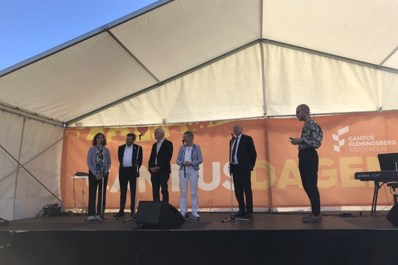 Rektorer och lärosätesrepresentanter intervjuades på scen. Foto: RKH