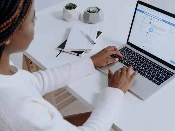 Kvinna som arbetar på sin laptop. Foto:Pexels