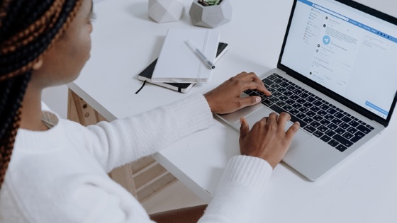 Kvinna som arbetar på sin laptop. Foto:Pexels