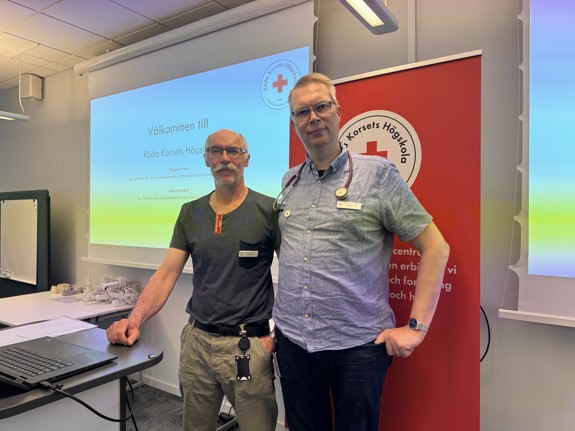 Adjunkterna Magnus Frisk och Joakim Lindell vid Röda Korsets Högskola. Foto: RKH