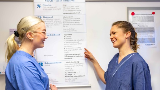 Två studenter från Röda Korsets Högskola