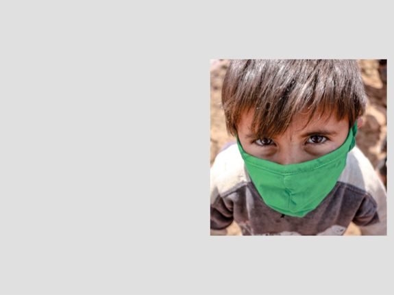 Bild av liten pojke med munskydd.