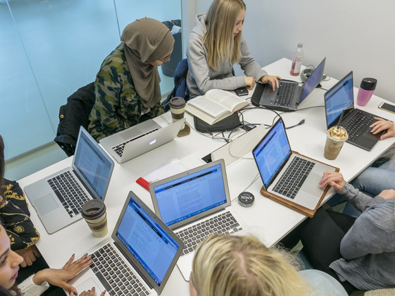 Studenter i grupprum. Foto: RKH