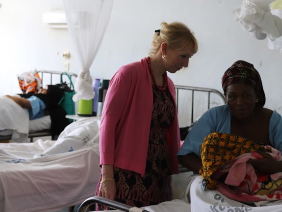 Gunilla Björling med patient på Kilimanjaro Christian Medical University College. Foto:Privat