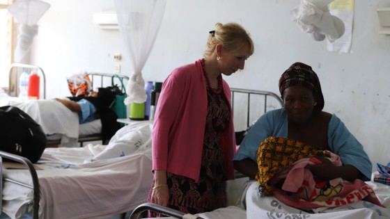 Gunilla Björling med patient på Kilimanjaro Christian Medical University College. Foto:Privat