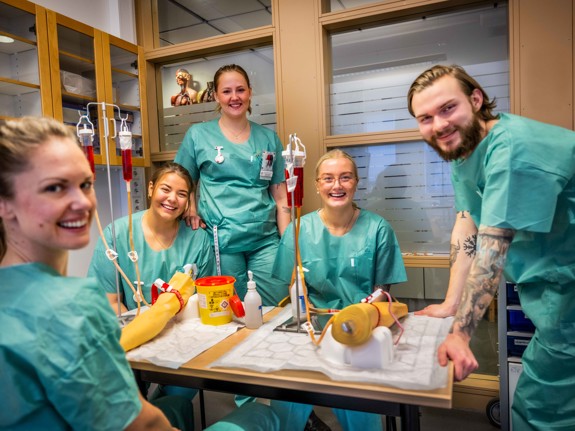 Fyra glada studenter vid Röda Korsets Högskola. Foto: Jenny Frejing