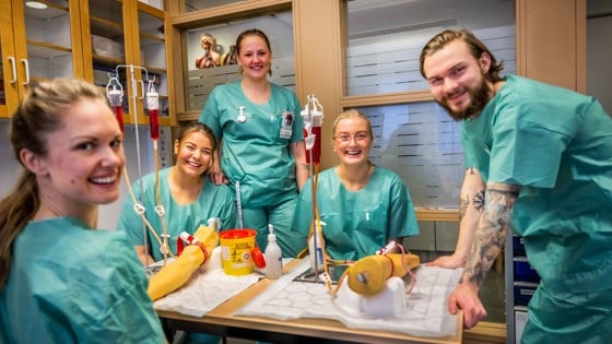 Fyra studenter vid Röda Korsets Högskola. Foto: Jenny Frejing.