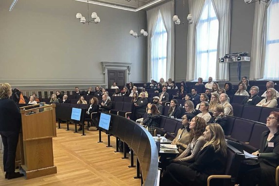 personer som sitter i en föreläsningssal. Foto: En tryggare framtid