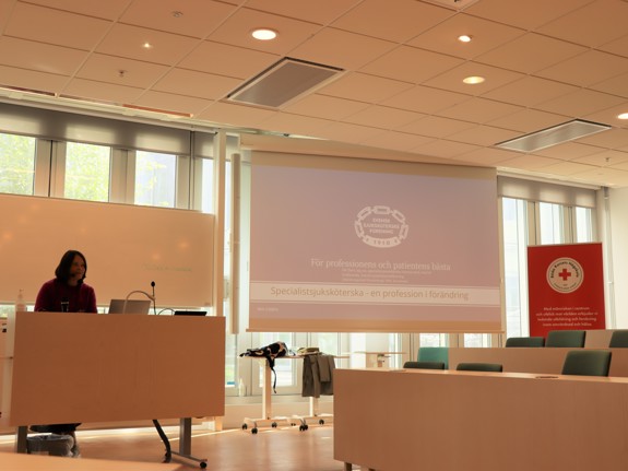 Svensk sjuksköterskeförenings ordförande Oili Dahl föreläste för specialistsjuksköterskestudenter vid Röda Korsets Högskola. Foto:RKH