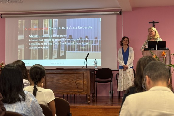 Rektor Susanne Georgsson och prefekt Birgitta Bisholt föreläser om Röda Korsets Högskola. Foto: RKH