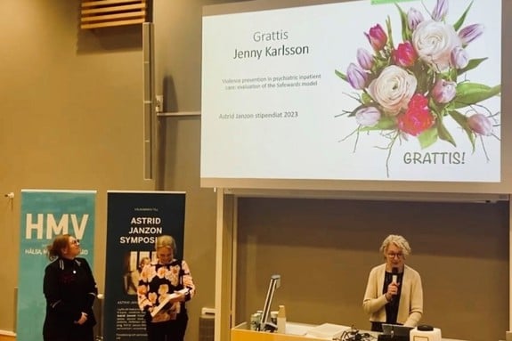 Jenny Karlsson från Röda Korsets Högskola tar emot Astrid Janzons stipendium