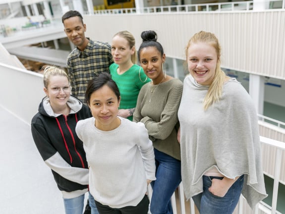 Bild på glada studenter vid Röda Korsets Högskola. Foto: Gustav Gräll.