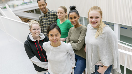 Glada studenter vid Röda Korsets Högskola. Foto: RKH
