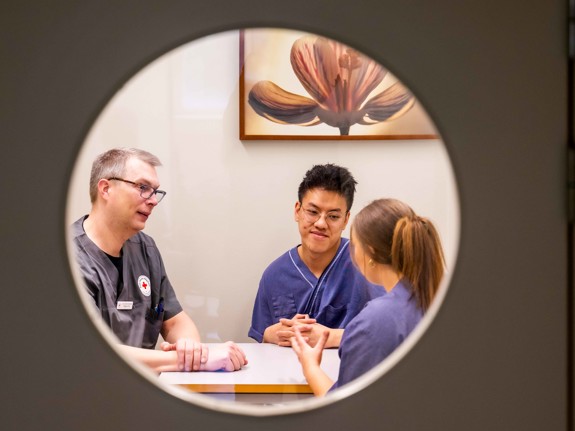 Studenter i samtal med lärare. Foto: Jenny Frejing