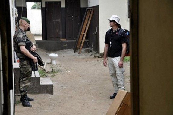 Jason Murphy, med fransk militär i Elfenbenskusten.