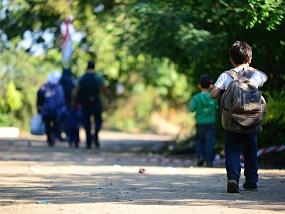 Flyktingar som går på en väg. Foto:Mostphotos