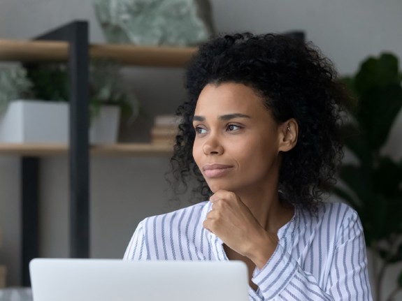 Kvinna som arbetar på sin laptop. Foto: Mostphotos.