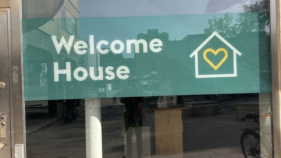 Skylt för Welcome House