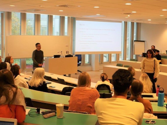 Bild av ministerbesök på Röda Korsets Högskola.