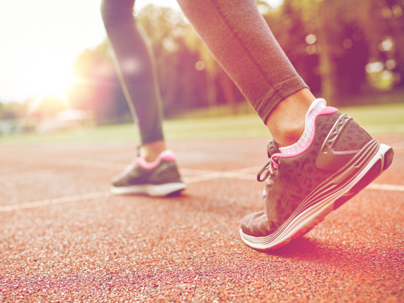 Kvinna som springer utomhus. Foto: Mostphotos