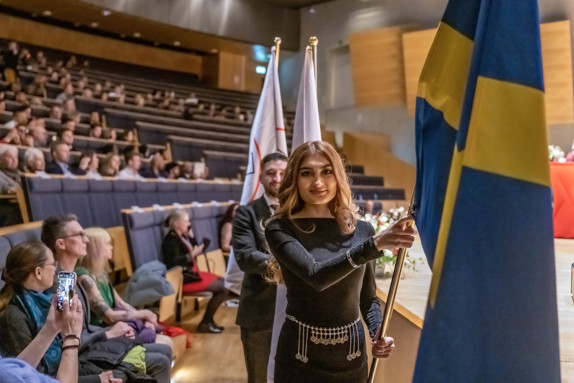 Fanbärare under avslutningshögtiden vid Röda Korsets Högskola. Foto: Jenny Frejing