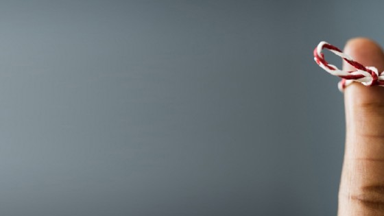 Ett finger med ett snöre knutet runt