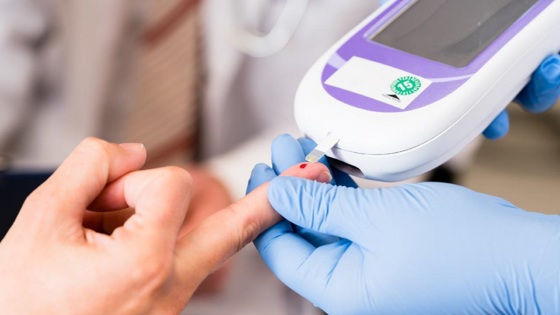 Diabetestest i fingret. Foto:Mostphotos