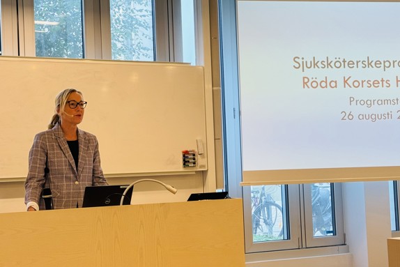 Programansvarig Heléne Eriksson välkomnar de nya studenterna på sjuksköterskeprogrammet. Foto: RKH