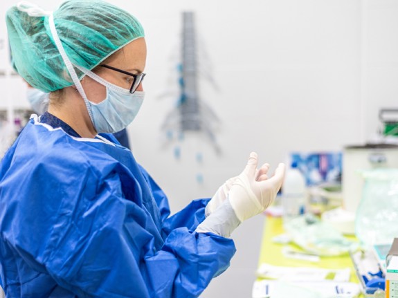 Kvinnlig sjuksköterska som arbetar under Covid-19 pandemin. Foto:Mostphotos