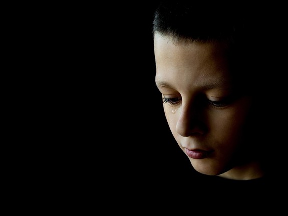 ledsen pojke med en tår vid ögat. Foto: Mostphotos.