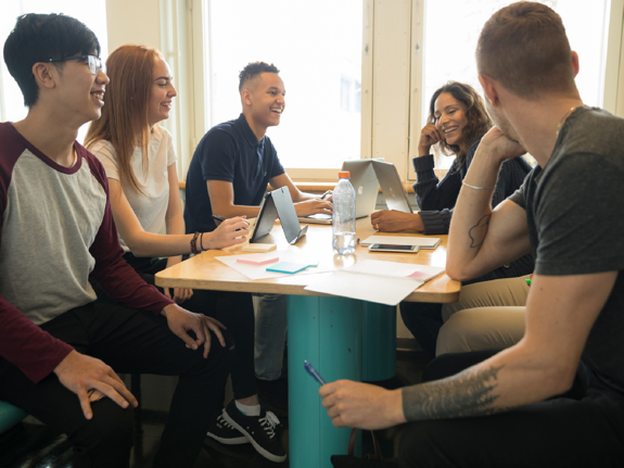 Studenter som studerar tillsammans