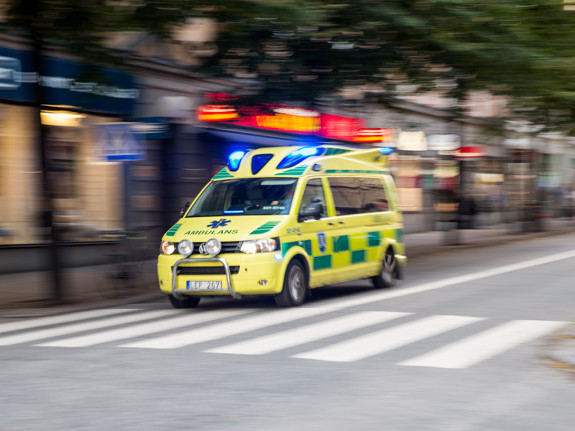Ambulans under utryckning. Foto: Mostphotos