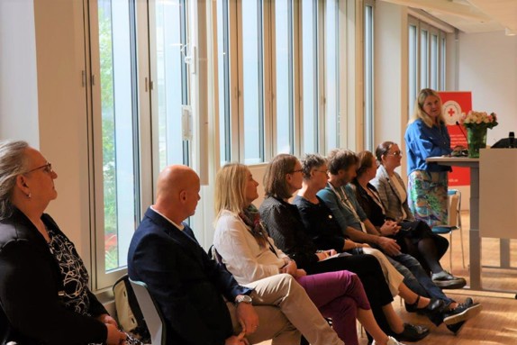 Bild av lärare och rektor vid Röda Korsets Högskola.