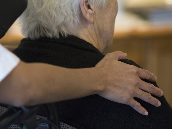 arm om en äldre människa. Foto: Mostphotos.