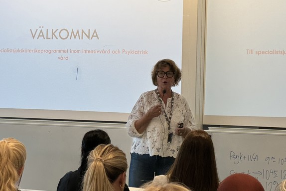 Programansvarig Catharina Frank talar inför studenterna. Foto: RKH