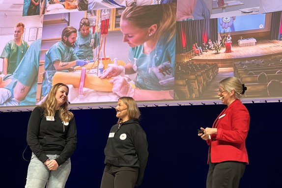 Linnea och Emelie från RKHSK på scen tillsammans med Helene Komlos Grill. Foto: RKH