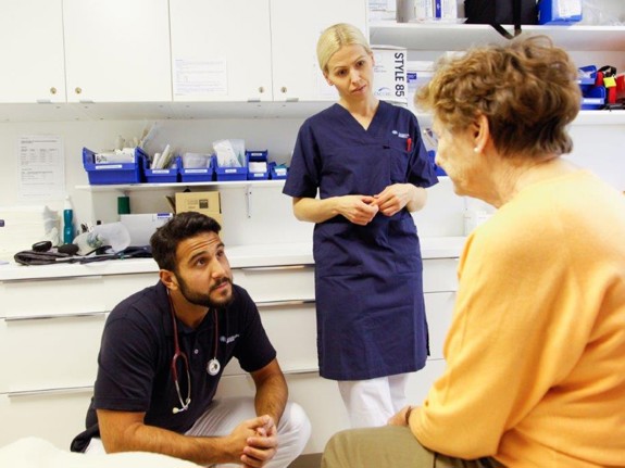 två sjuksköterskor som pratar med en patient. Foto:Mostphotos