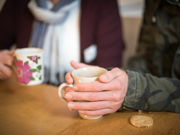 Två personer som dricker te tillsammans.Foto: Mostphotos.