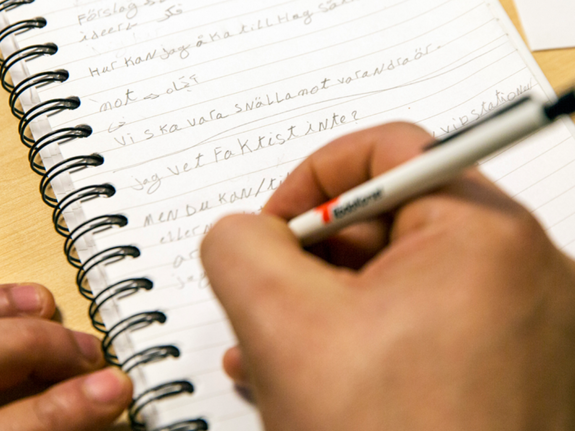 Person som antecknar på ett block. Foto:RKH