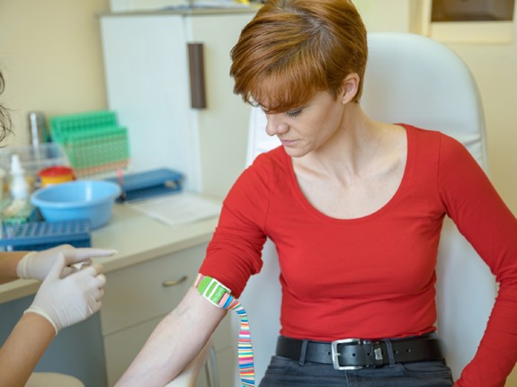 Kvinna som ger blod. Foto: Mostphotos.