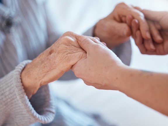 Två personer som håller varandras händer. Foto: Mostphotos.