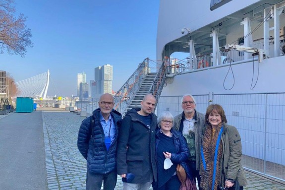 Bild med besättning från förr.