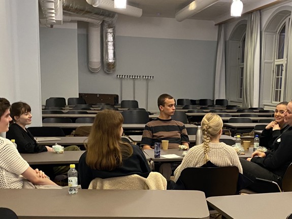 Studentrepresentanter som pratar med varandra. Foto: RKH