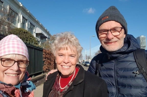 Bild av Åsa Gisel tillsammans med grundaren Deyon Stephens och man.