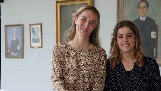 Bild av två franska sjuksköterskestudenter på utbyte vid Röda Korsets Högskola.