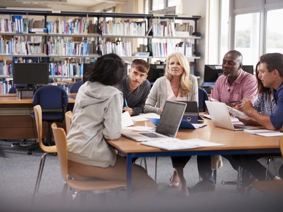Grupp med studenter som studerar tillsammans. Foto:Mostphotos
